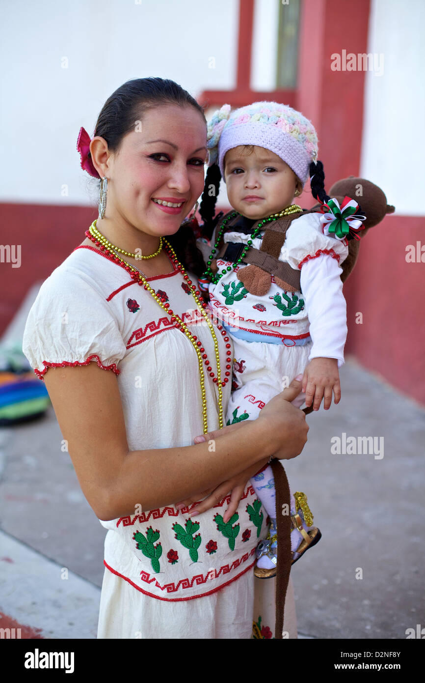Una madre e figlia celebra la Giornata per la "Virgen de Guadalupe" al di fuori di mazatlan, Messico Foto Stock