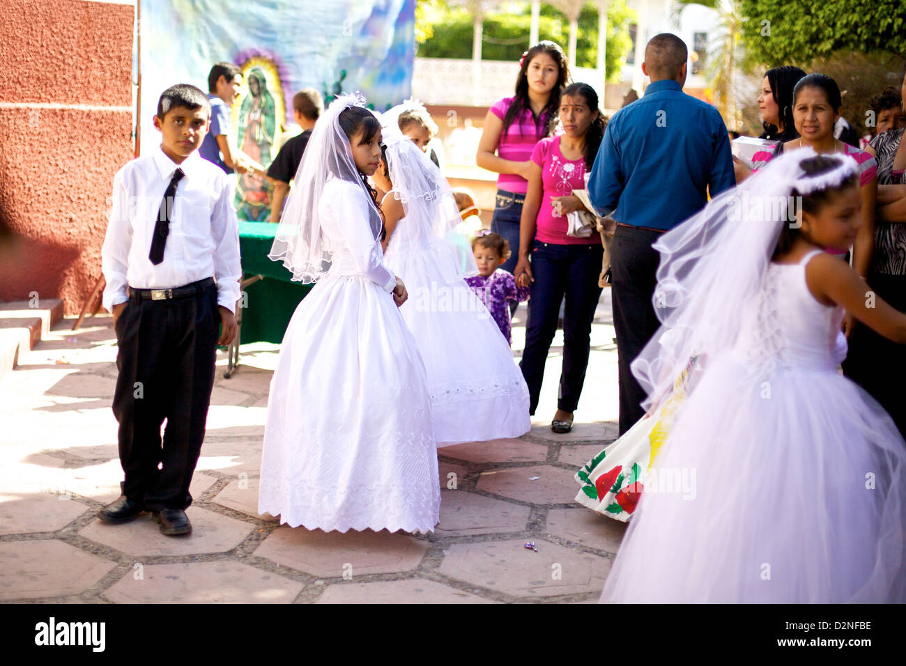 I bambini si riuniscono al di fuori di una chiesa di mazatlan, Messico durante una celebrazione per la Virgen de Guadalupe Foto Stock