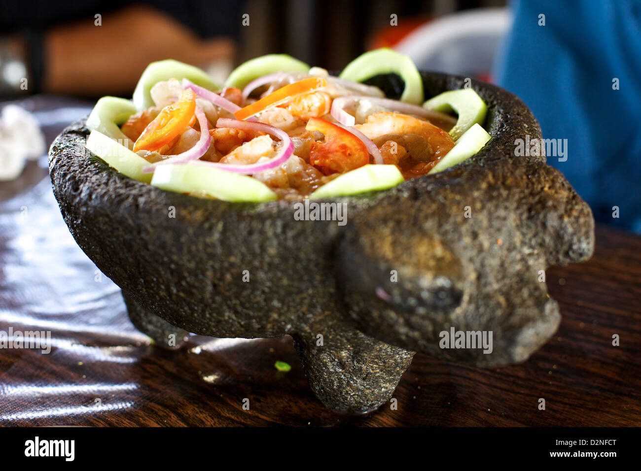 Cocktail messicano di pesce servito in un tradizionale molcajete Foto Stock