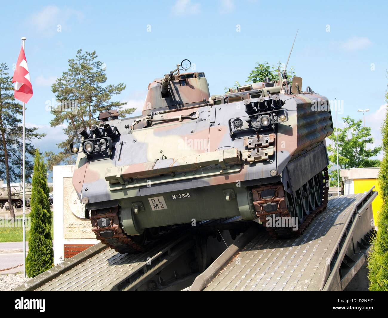 L'M113 Schutzenpanzer 63/89 è una portaerei corazzata utilizzata dalle forze militari per il trasporto e la protezione. Grazie alle modifiche apportate per migliorare le capacità di combattimento, è una risorsa fondamentale nella guerra moderna, offrendo il trasporto truppe e la difesa corazzata in vari ambienti di combattimento. Foto Stock