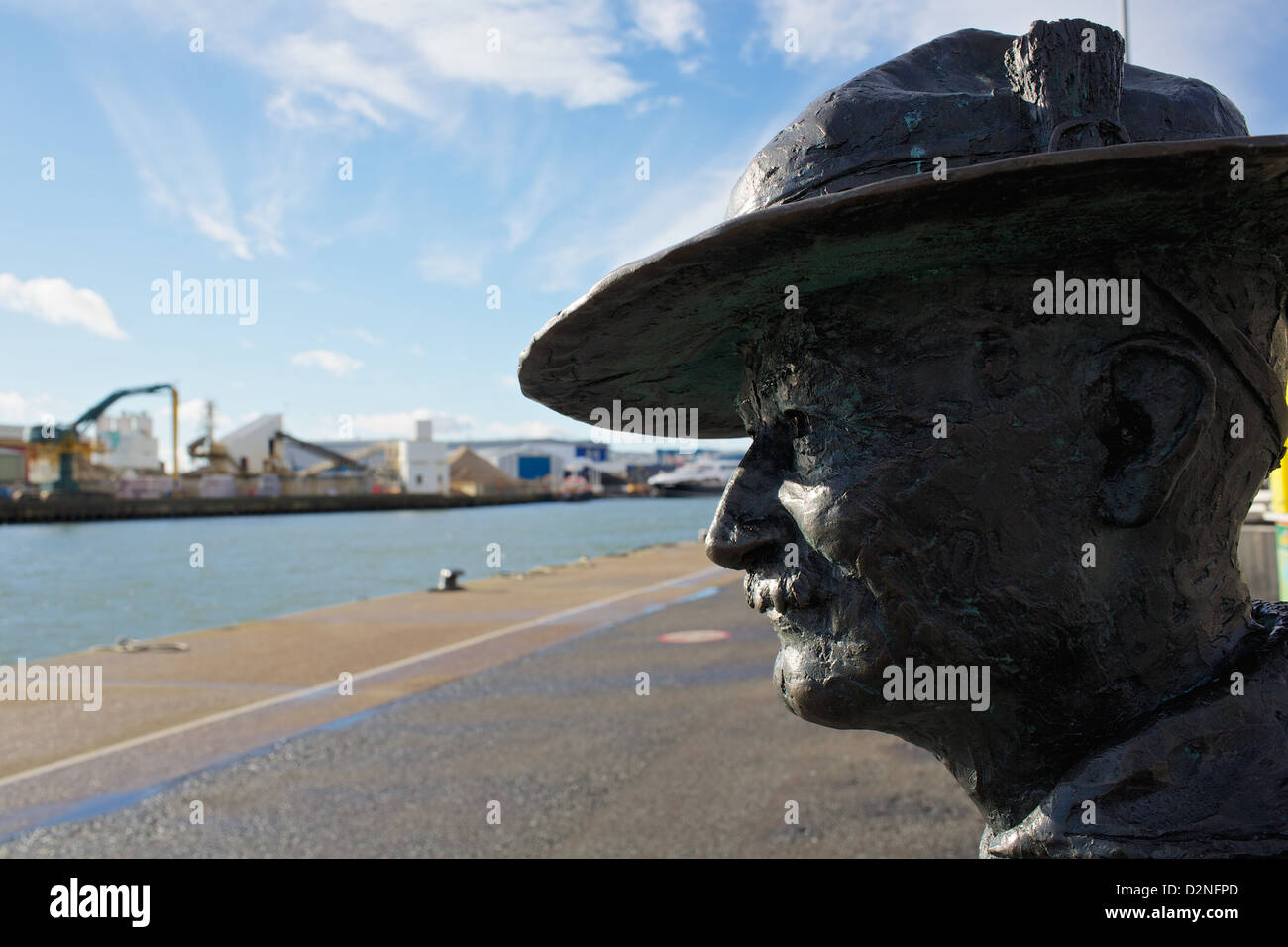 Statua di bronzo di Baden-Powell guardando verso Brownsea Island da Poole Quay Foto Stock