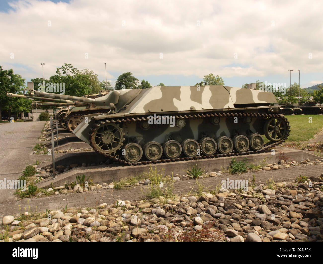 Il Jagdpanzer IV è un cacciacarri tedesco utilizzato durante la seconda guerra mondiale. Basato sul telaio del Panzer IV, era equipaggiato con un potente cannone da 75 mm. Il veicolo è stato progettato per fornire potenza di fuoco anticarro, offrendo al contempo maggiore mobilità e corazzatura rispetto ad altri cacciatorpediniere. Servì efficacemente sul fronte orientale e occidentale durante la guerra. Foto Stock