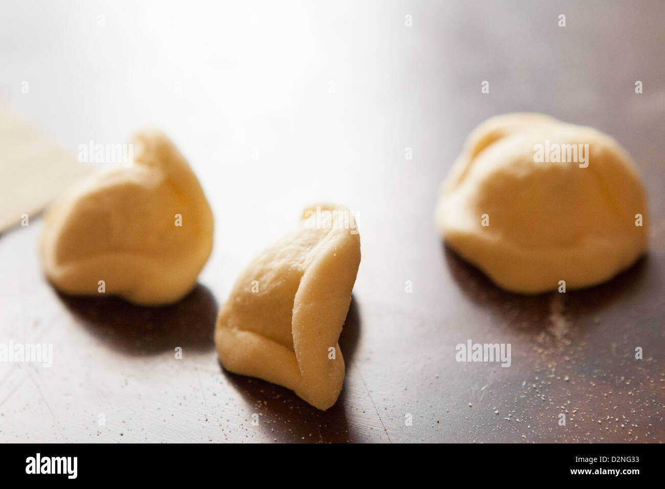 "Oriechetti ' o poco orecchie pasta, una pasta tipica forma dalla regione Puglia del Sud Italia Foto Stock