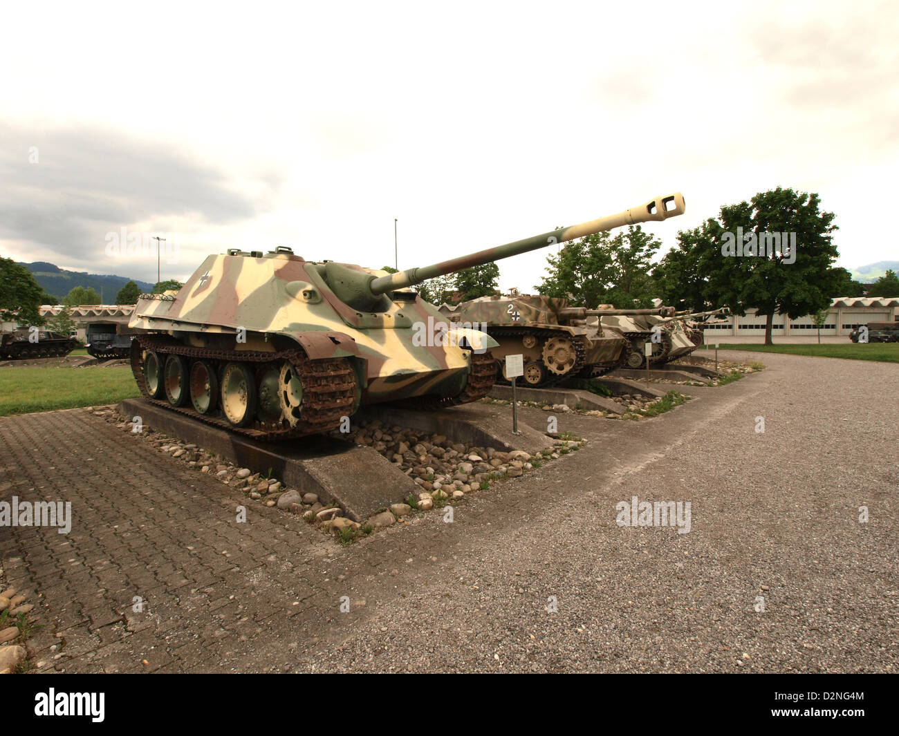 Il Jagdpanther era un cacciacarri tedesco utilizzato durante la seconda guerra mondiale, combinando lo chassis del Panther con un potente cannone anticarro da 75 mm. È stato progettato per attaccare e distruggere veicoli corazzati nemici a lungo raggio, offrendo sia mobilità che potenza di fuoco in battaglia. Foto Stock