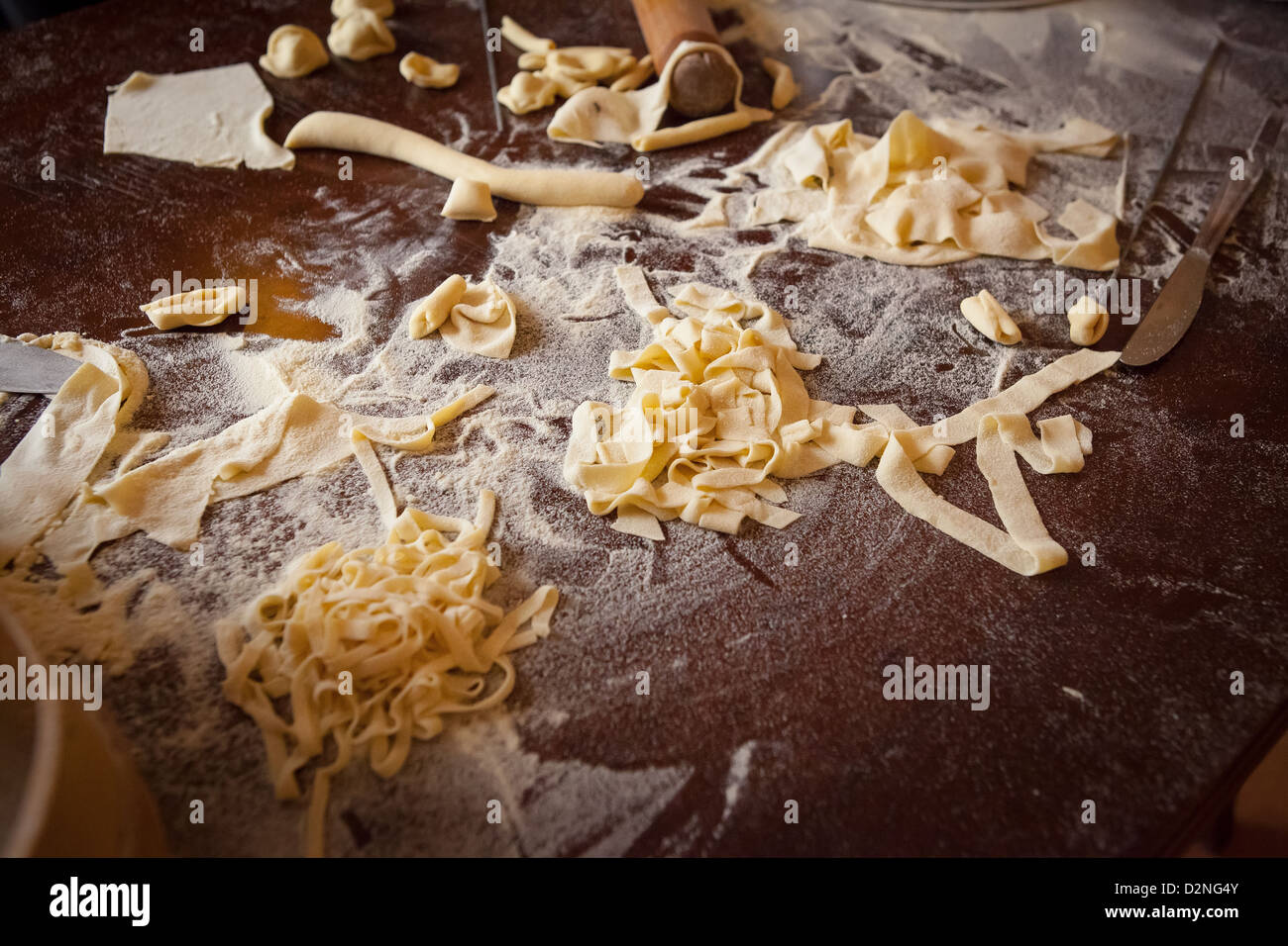 Pasta fresca Piatti Laminati per lasagne, laminate usando un ago lungo per fare maccheroni o 'piccole orecchie' Oriecchetti. Foto Stock