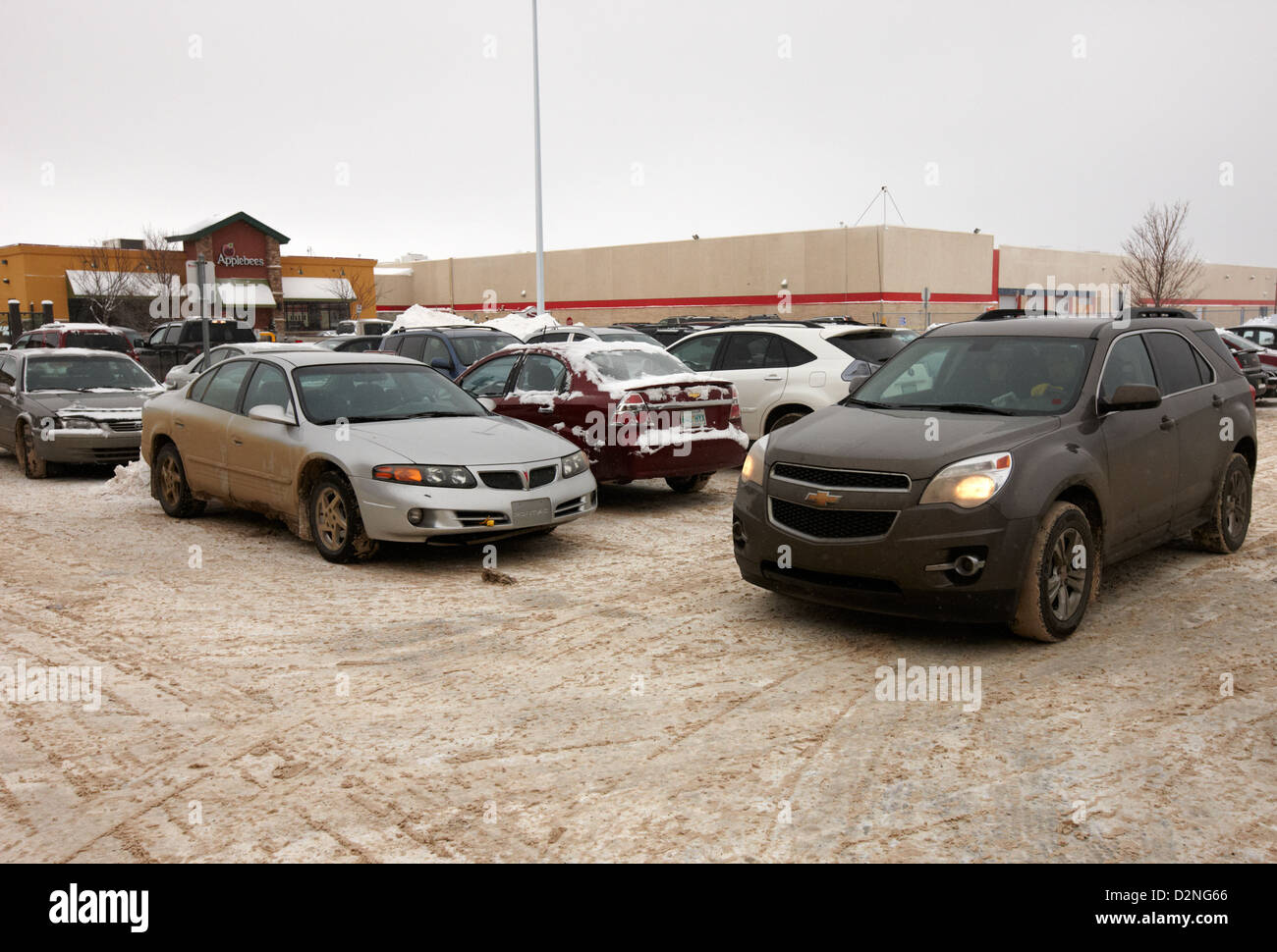 Driver cercando di trovare parcheggio in neve coperto Parcheggio esterno Regina Saskatchewan Canada Foto Stock