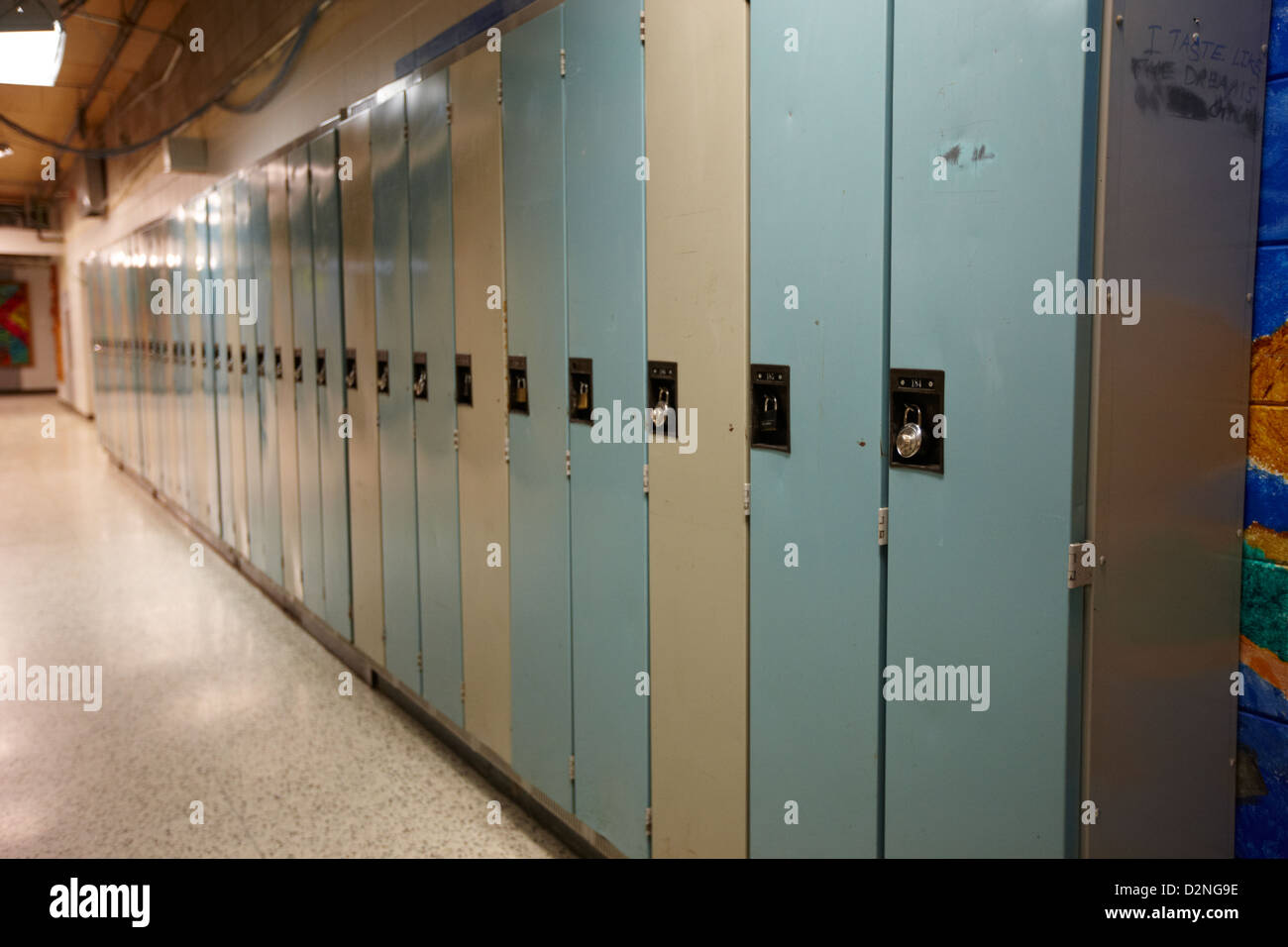Fila di bloccato gli armadietti di scuola nel corridoio vuoto di alta scuola in Canada America del nord Foto Stock