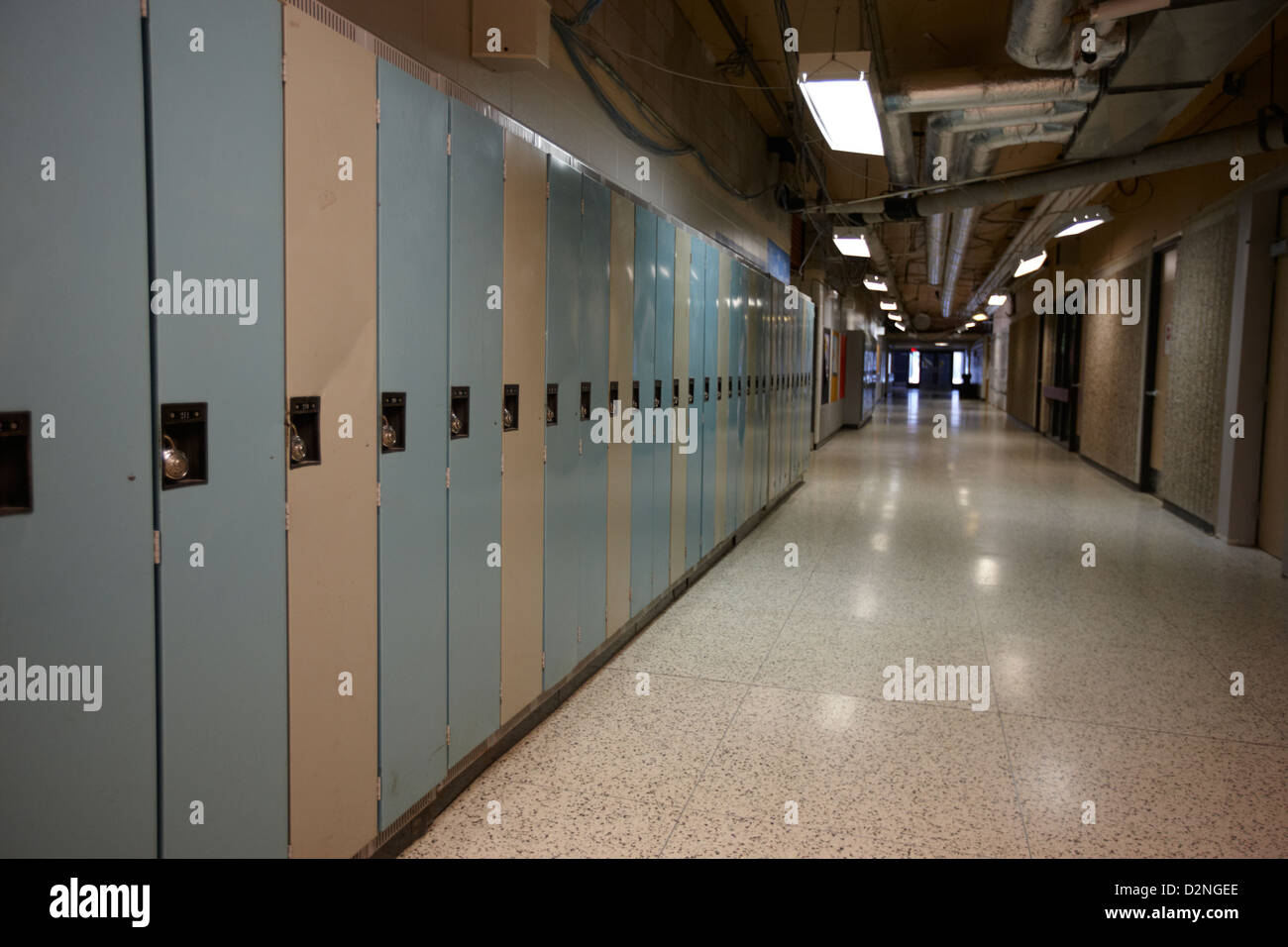 Fila di bloccato gli armadietti di scuola nel corridoio vuoto di alta scuola in Canada America del nord Foto Stock