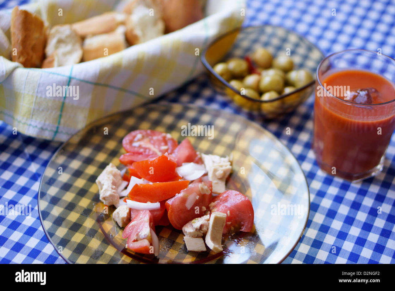Mediteranean dieta mediterranea pomodoro gazpacho tonno oliva pane Foto Stock