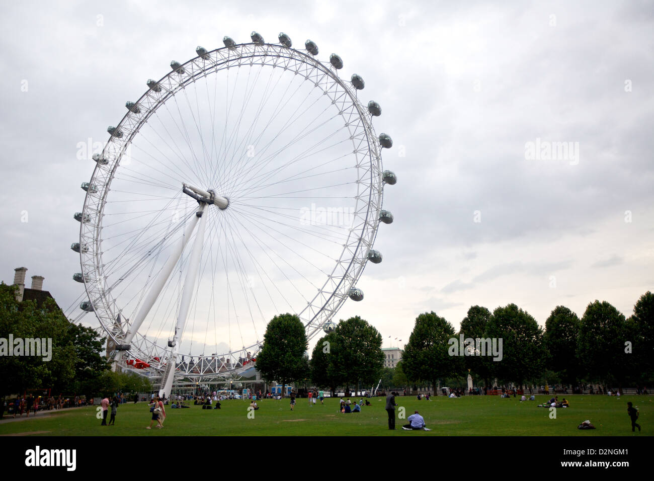 Il London Eye sorge sopra un lussureggiante parco verde, offrendo una fuga serena con viste mozzafiato della città. Foto Stock