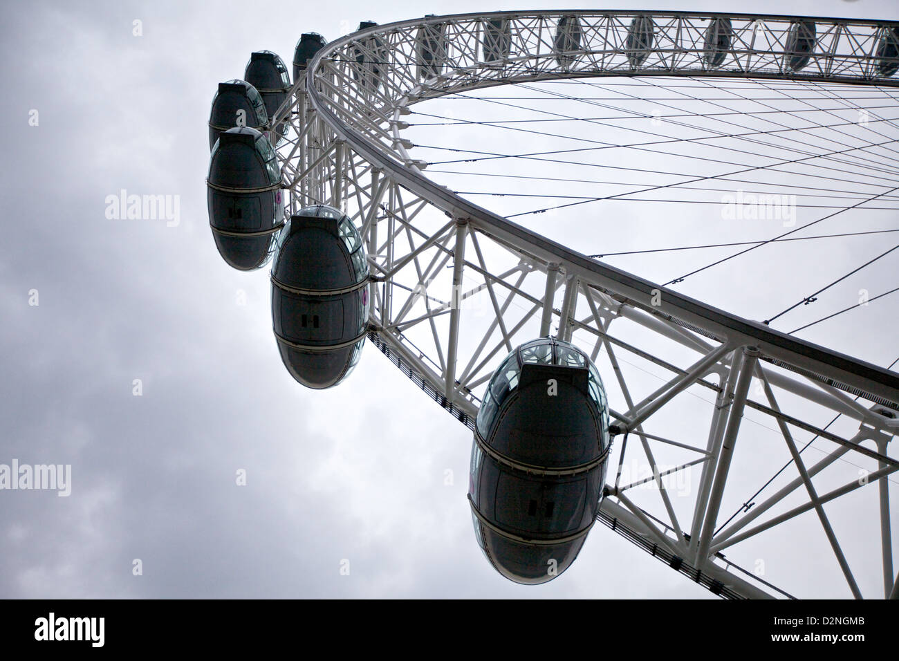 L'iconico London Eye si affaccia su un suggestivo cielo nuvoloso e offre viste mozzafiato della città dalle sue capsule di vetro. Foto Stock