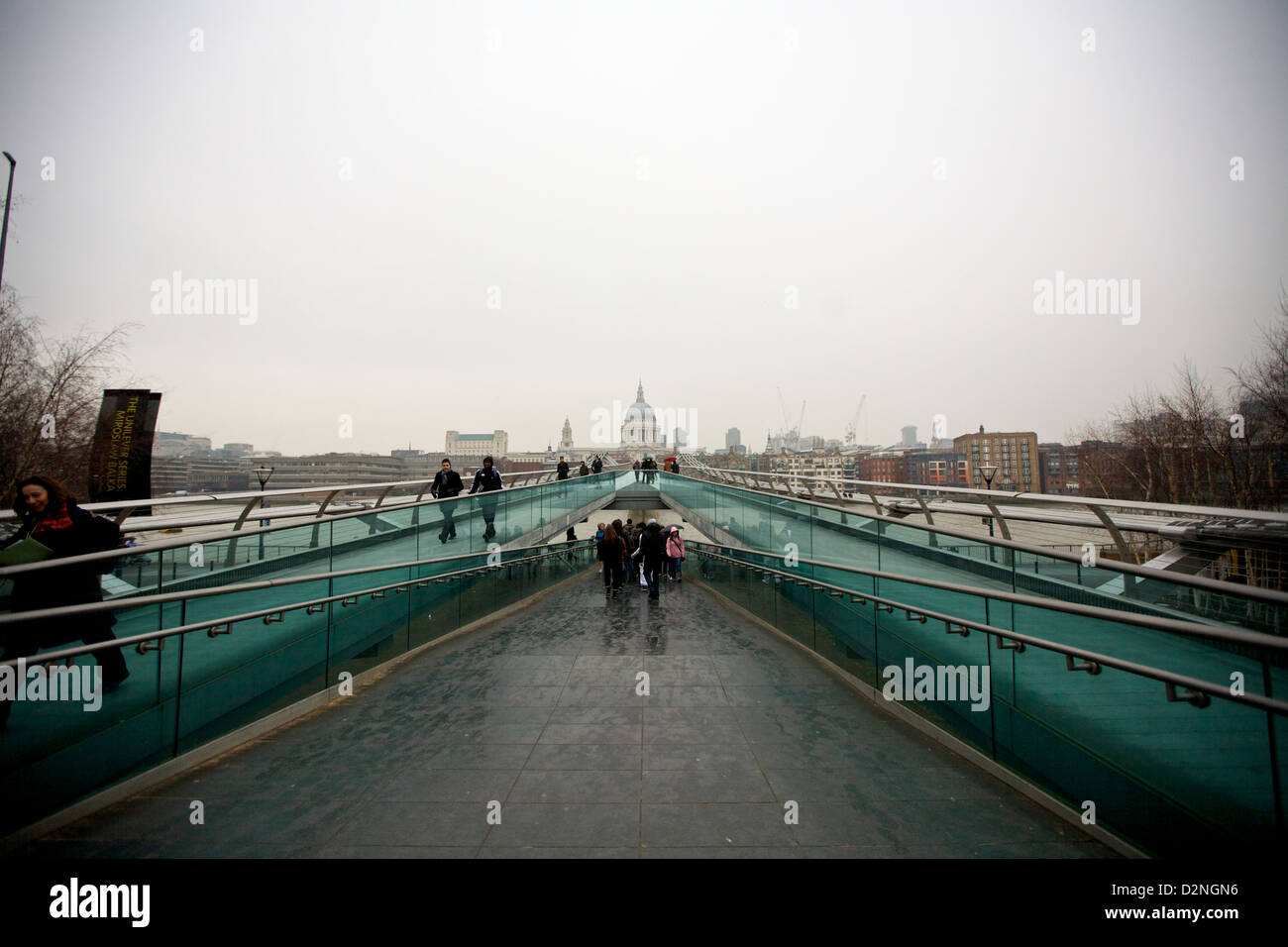 Millennium Bridge che conduce alla Cattedrale di St. Paul, un moderno passaggio pedonale che collega i monumenti storici e contemporanei di Londra. Foto Stock