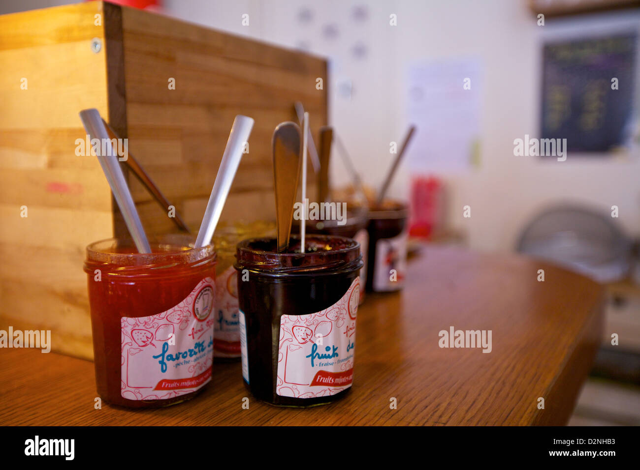Marmellate artigianali in mostra in una caffetteria parigina, che mette in mostra autentici sapori francesi e il fascino accogliente della colazione a Parigi. Foto Stock