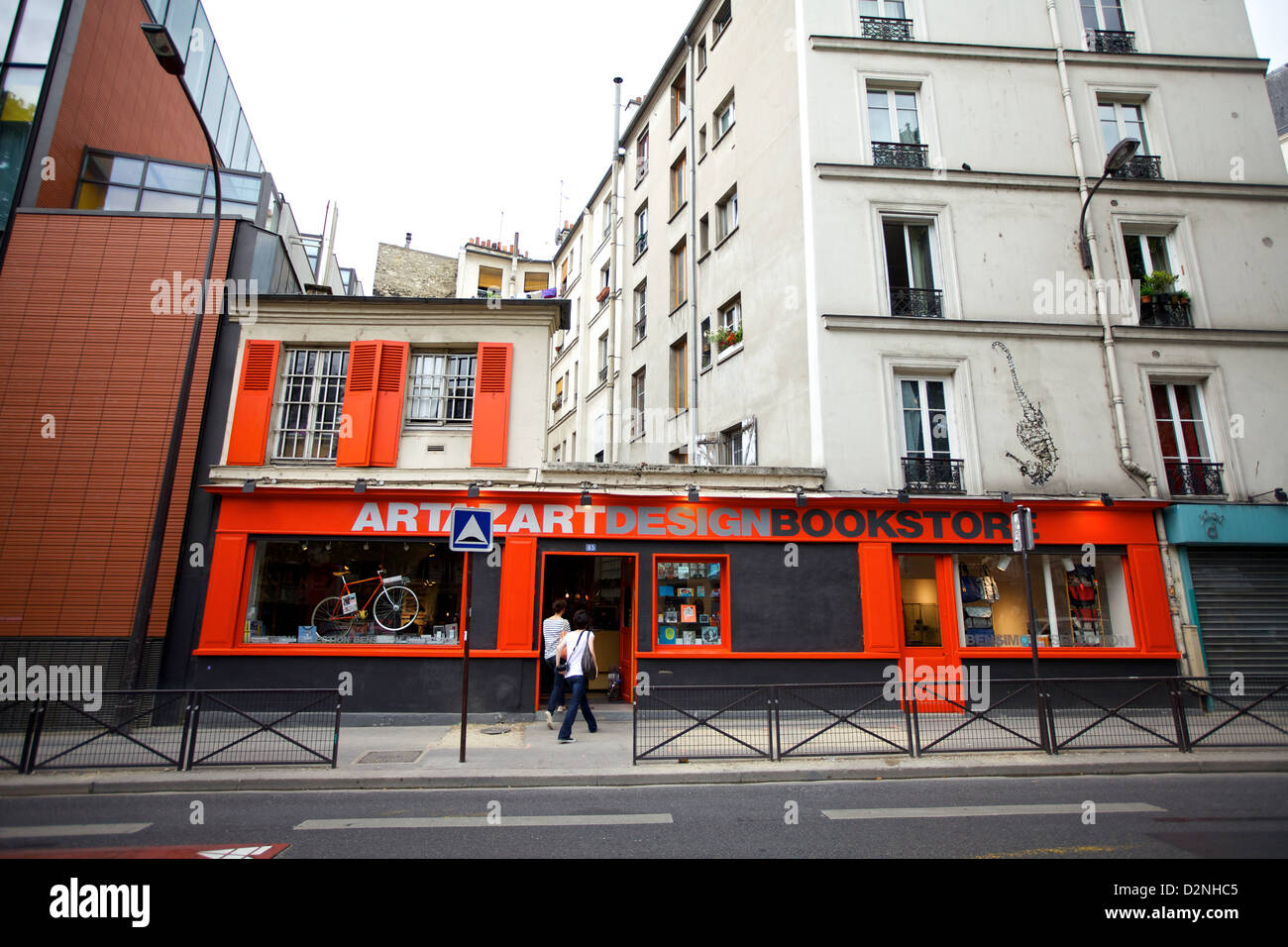 L'Artazart Design Bookstore Art and Design Bookstore di Parigi offre un vivace mix di libri e creatività Foto Stock