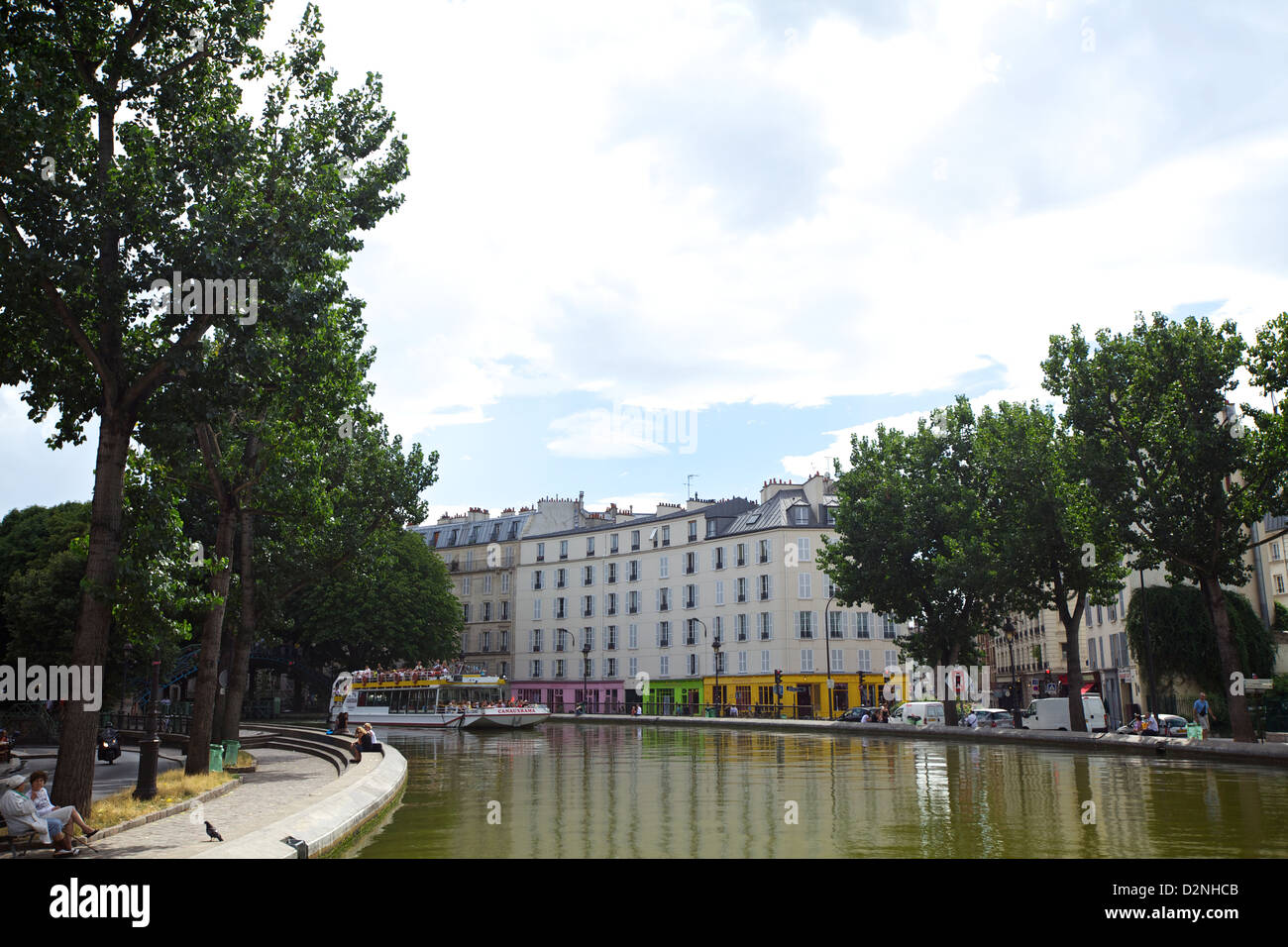 Il tranquillo Canal Saint-Martin è circondato dalla classica architettura parigina, che mette in mostra il fascino e lo stile di vita vivace di Parigi, Francia. Foto Stock