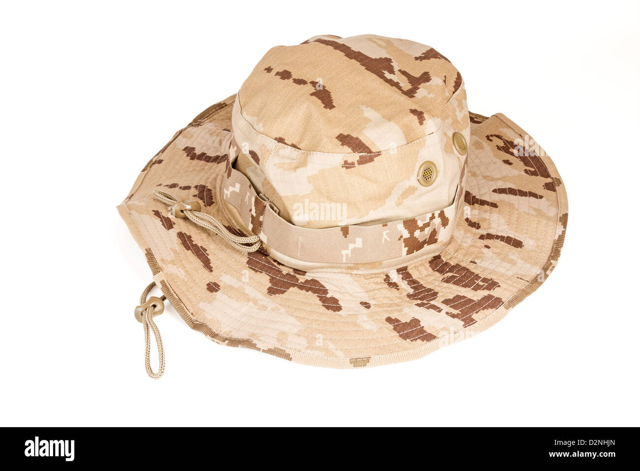 Cappello militare per i soldati che utilizzano nel deserto su un bianco Foto Stock