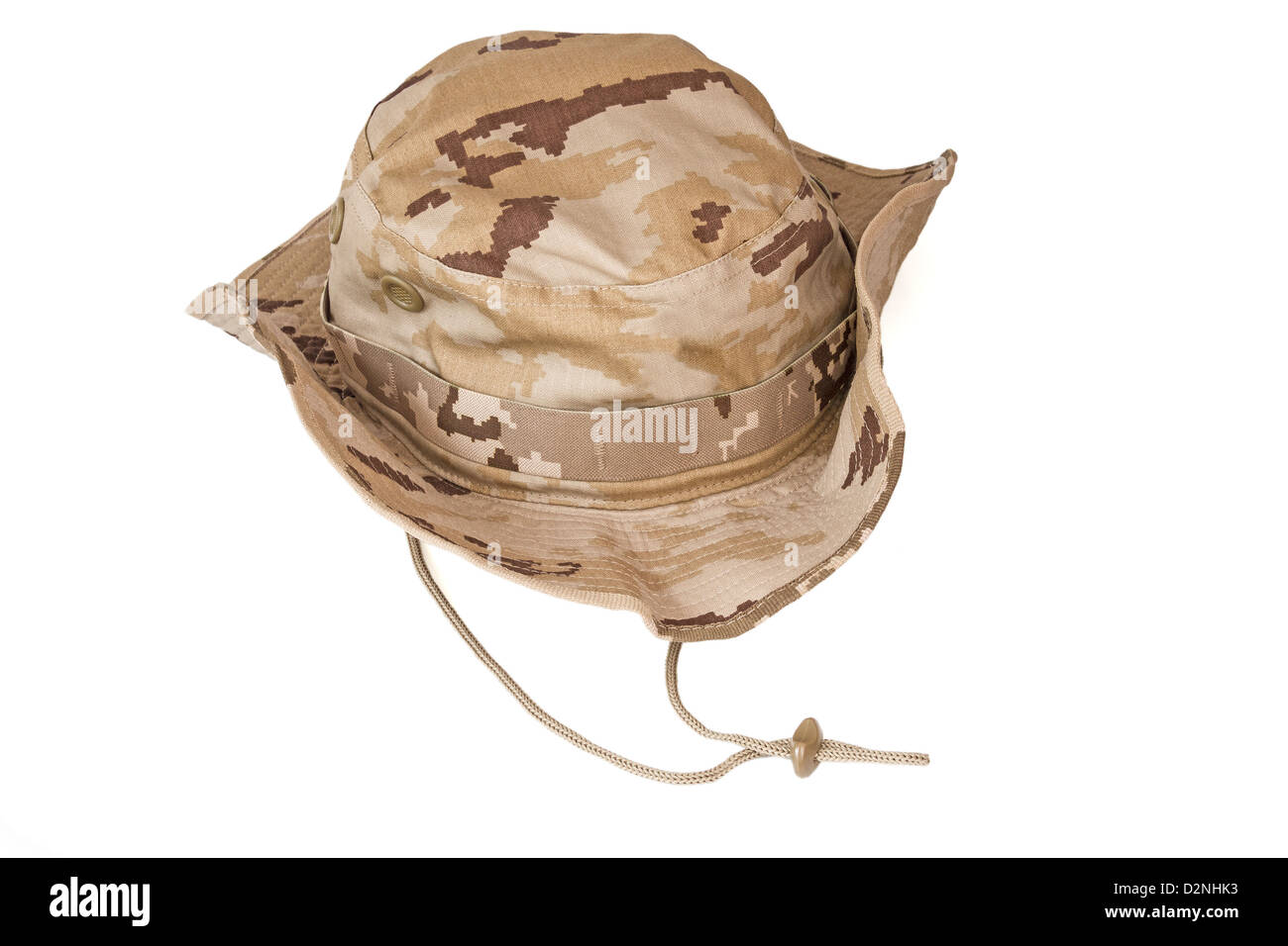 Cappello militare per i soldati che utilizzano nel deserto su un bianco Foto Stock