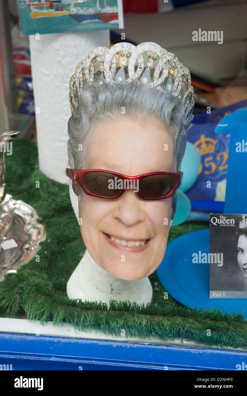 Sua Maestà la Regina Elisabetta II con occhiali da sole in vetrina Foto  stock - Alamy