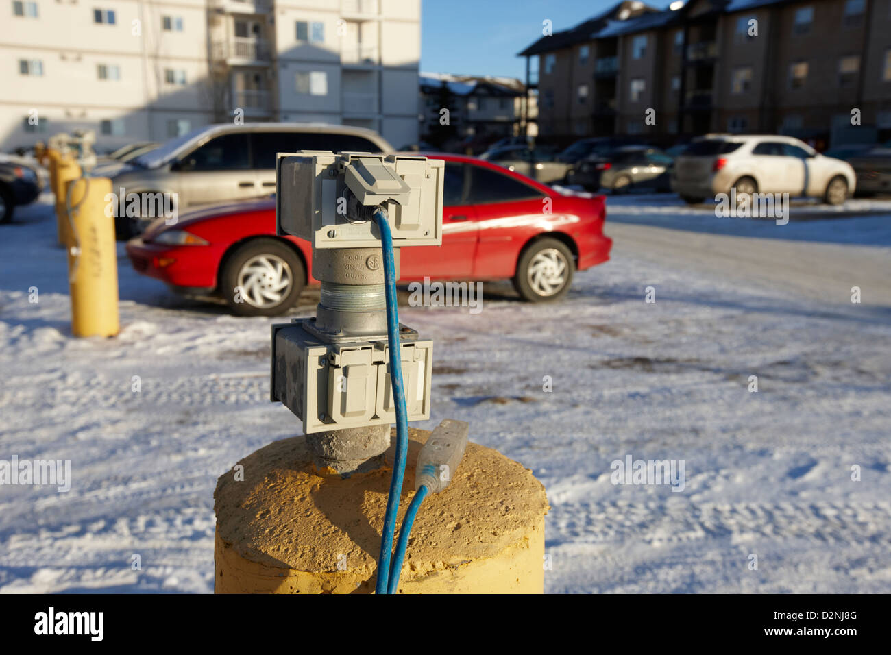 La potenza elettrica di collegamento per i riscaldatori del monoblocco in parcheggio residenziale baia esterna case in Saskatoon Saskatchewan Canada Foto Stock