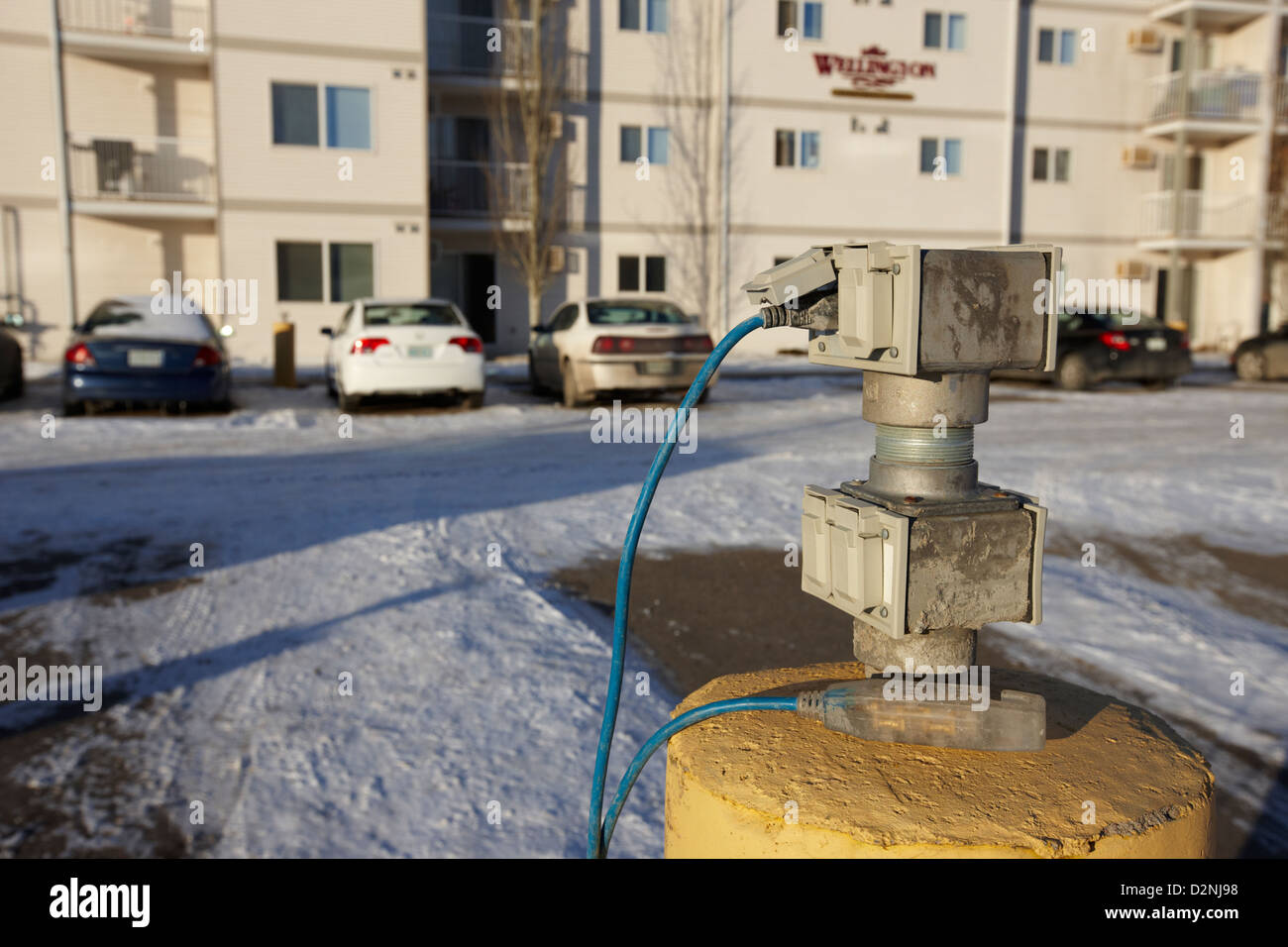 La potenza elettrica di collegamento per i riscaldatori del monoblocco in parcheggio residenziale baia esterna case in Saskatoon Saskatchewan Canada Foto Stock