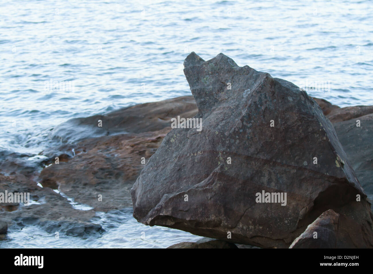 Roccia straordinaria linea di formatura di un lato rivolto verso il mare Foto Stock