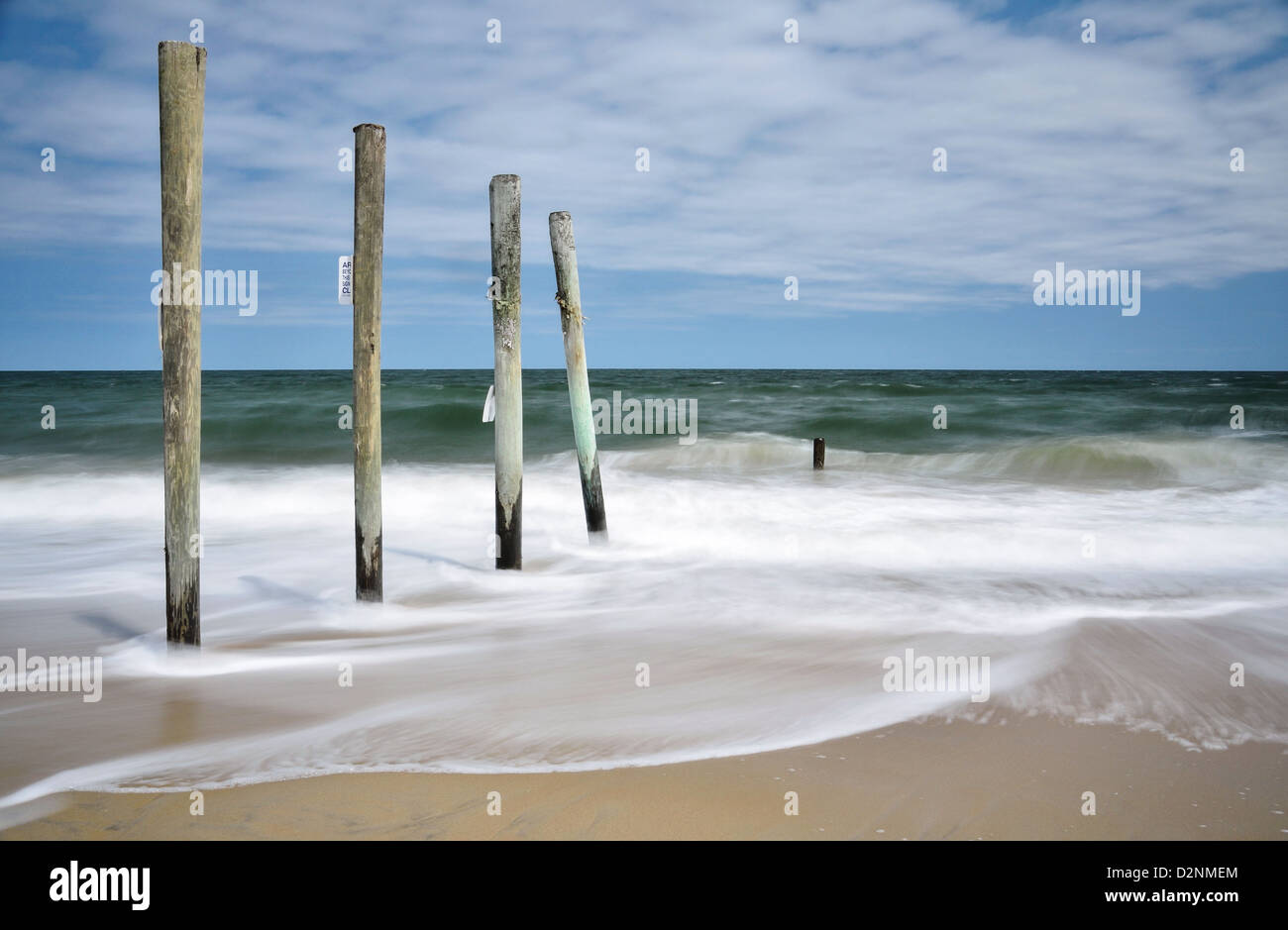 Stati di legno demarking no-go area su Sandbridge Beach in Virigina, STATI UNITI D'AMERICA Foto Stock