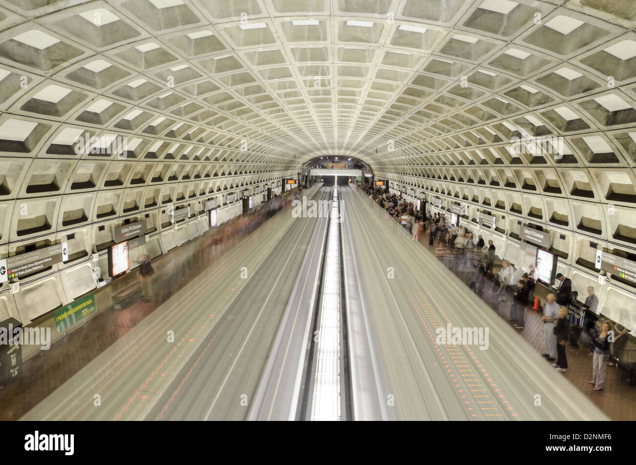 Due treni che attraversano Chinatown/galleria Pl la stazione della metropolitana di Washington DC Foto Stock