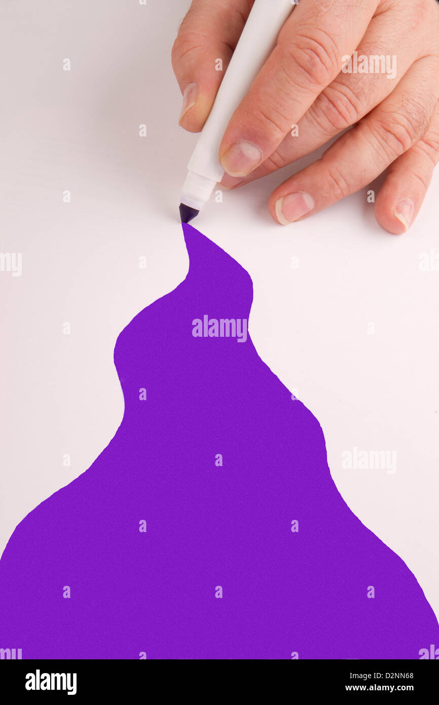 Un marcatore viene utilizzato per creare un percorso di colore su carta bianca Foto Stock