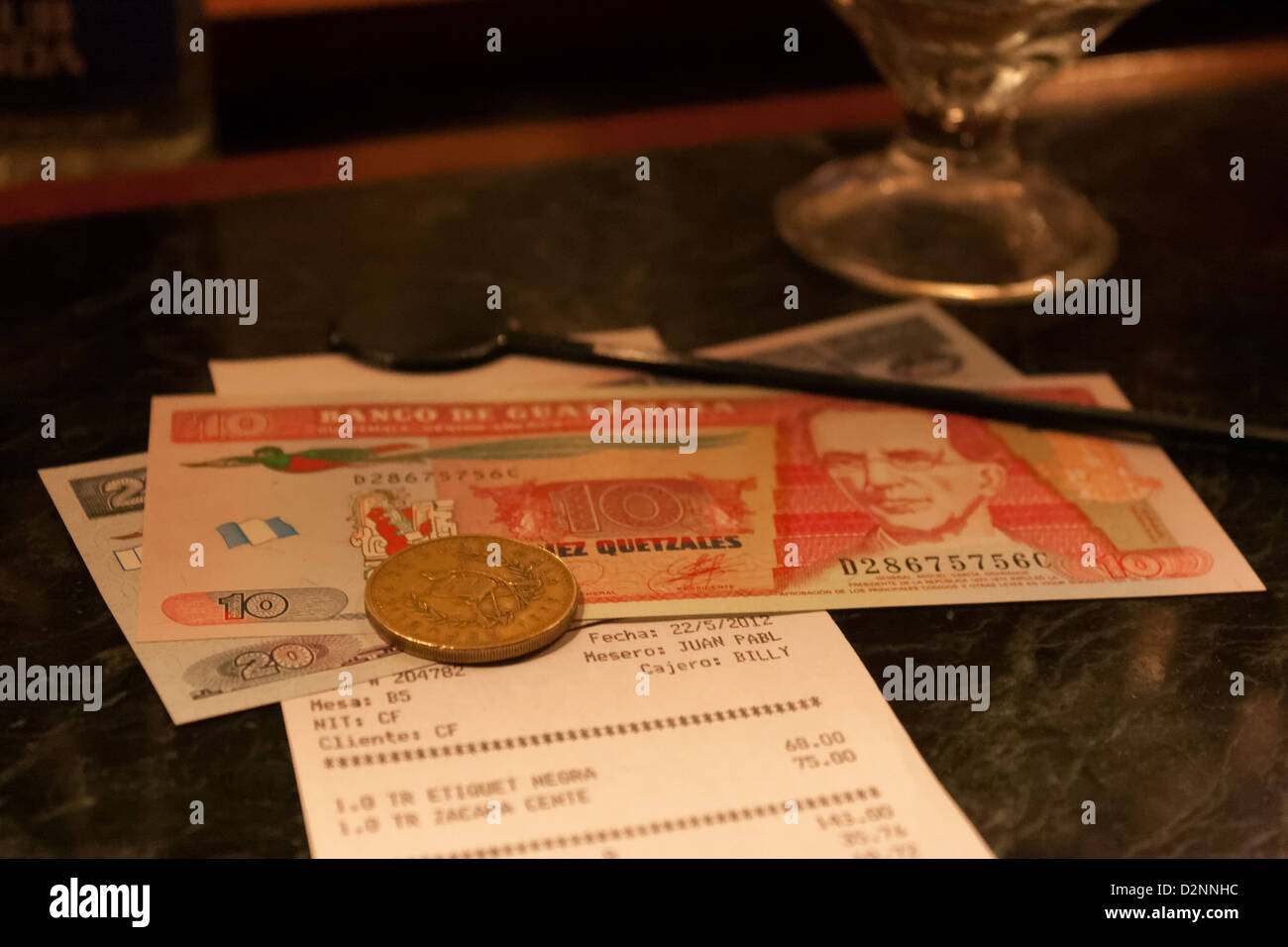 Il conto del bar dopo alcuni zacapa bevande in Guatemala Foto Stock