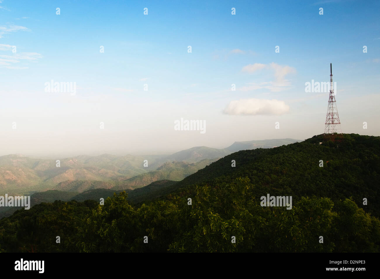 La torre delle comunicazioni su una collina, Tirupati, Chittoor District, Andhra Pradesh, India Foto Stock