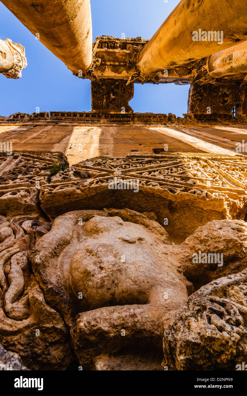 Tempio di Bacco con Cleopatra altorilievo in primo piano. Baalbek, Libano Foto Stock