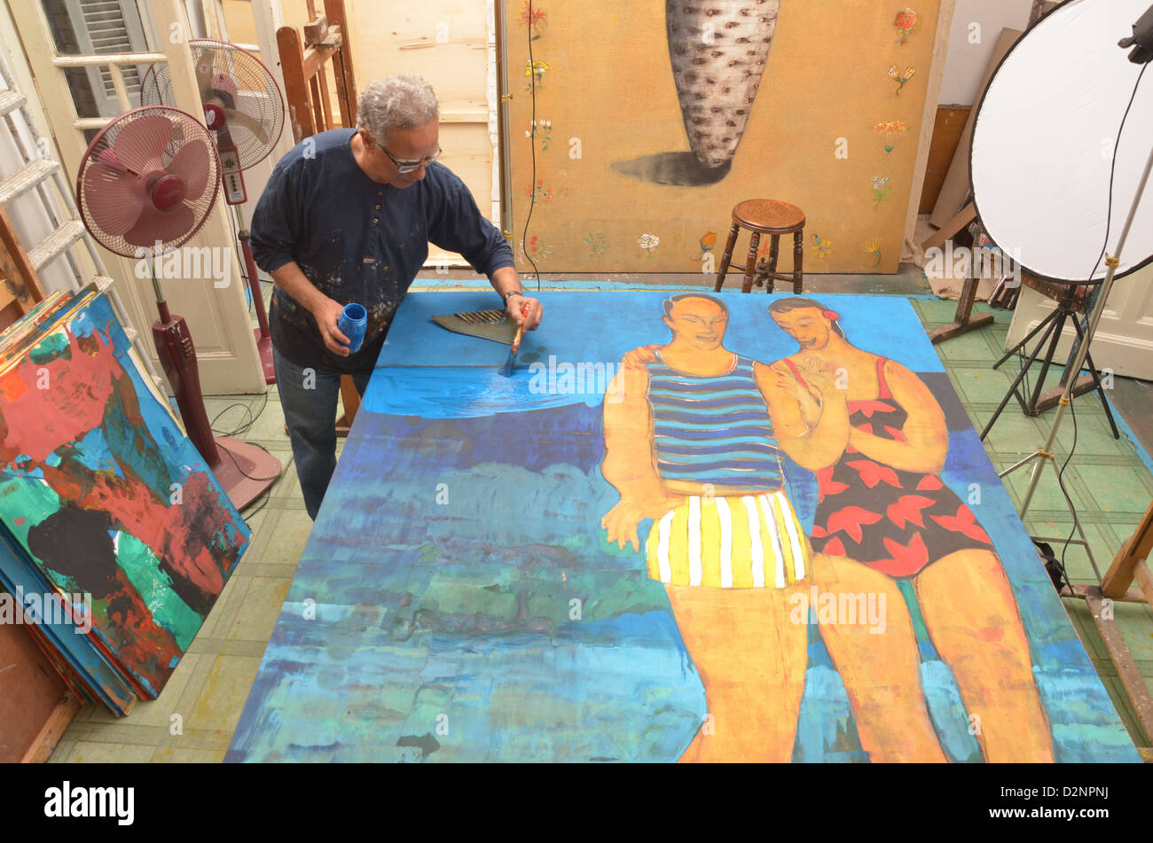Artista egiziano Adel El Siwi, nel suo studio in Cairo. Foto Stock