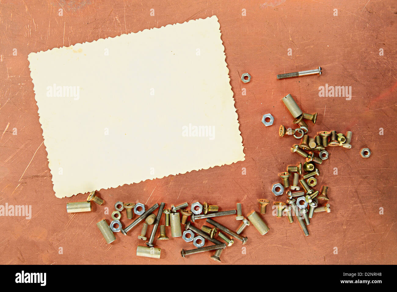 Copia spazio per fotografia su un sfondo di rame con screwes e avvitare i dadi a Foto Stock