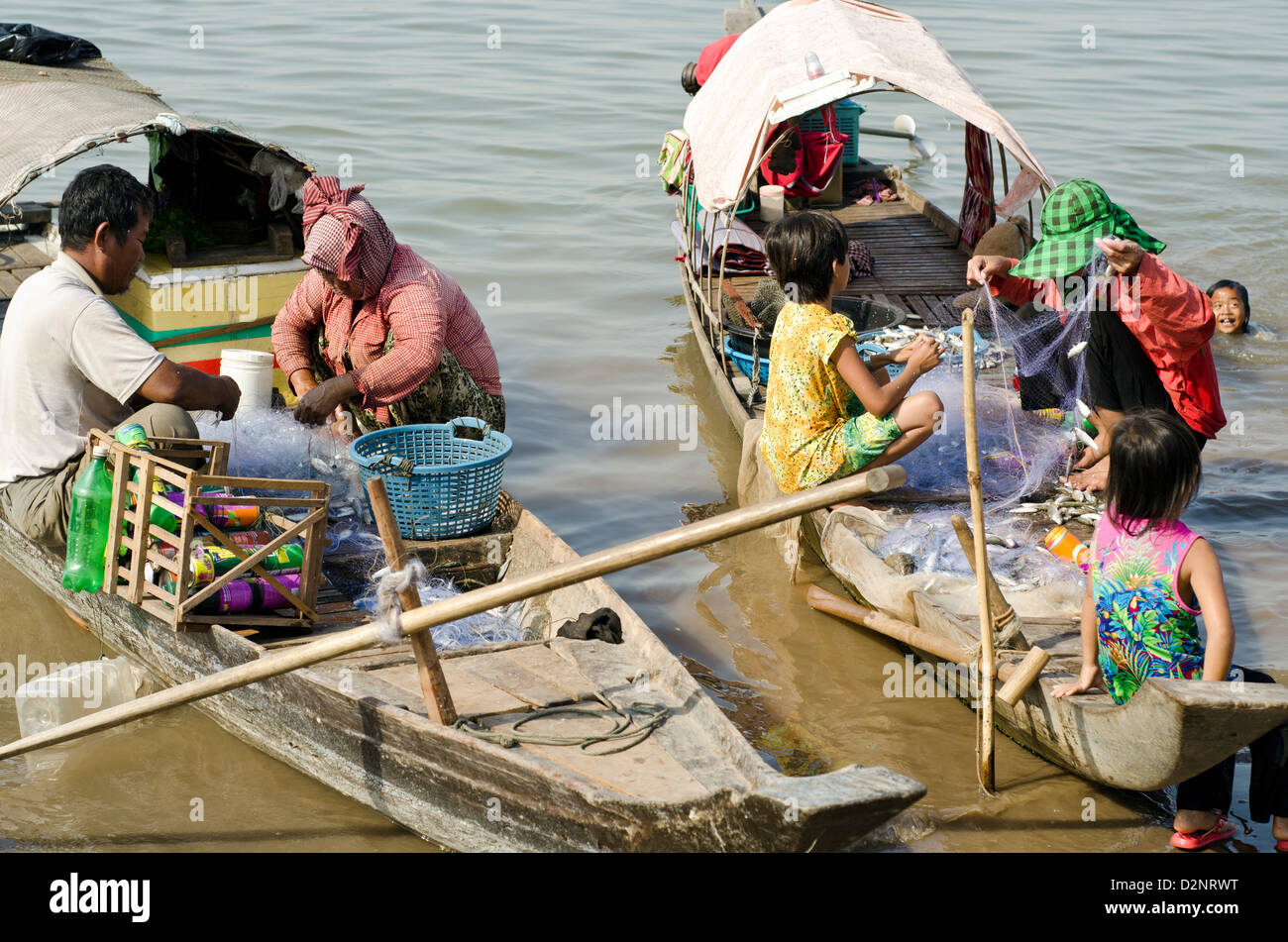 Villaggio galleggiante sul fiume Mekong in Phnom Penh , a 500 metri da alcuni dei più costosi hotel di città. Foto Stock