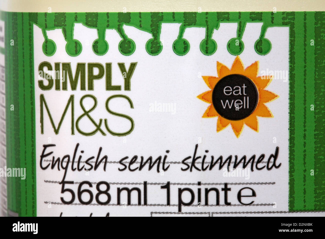 Etichetta su 1 pinta di semplicemente M&S inglese il latte parzialmente scremato Foto Stock