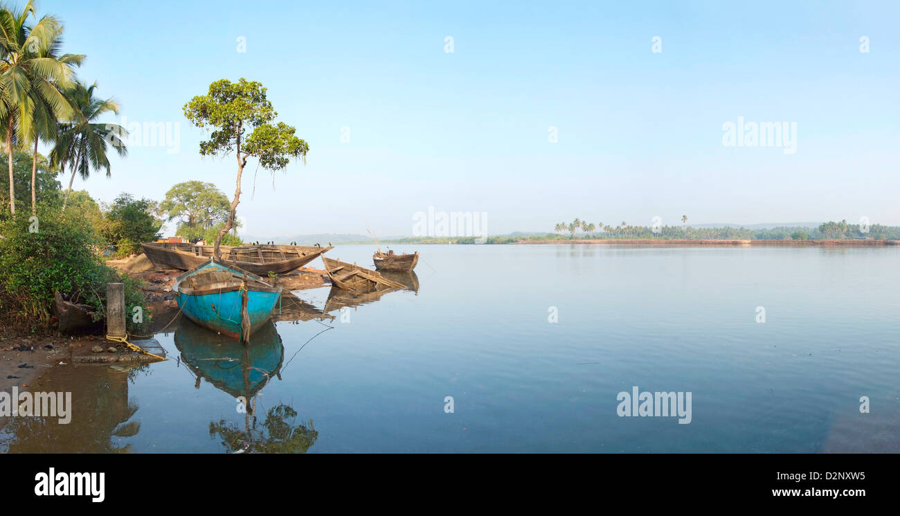 Il molo per le barche sul fiume in Goa, India Foto Stock