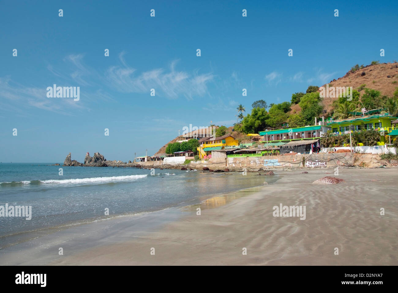 Spiaggia deserta con capanne in Goa, India Foto Stock