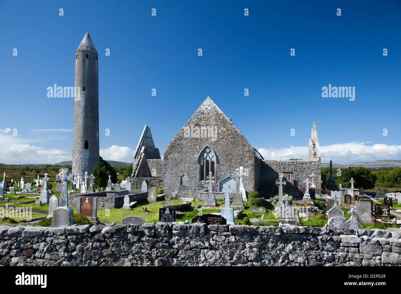 Kilmacduagh Monastero e torre rotonda, nella contea di Galway, Irlanda. Foto Stock