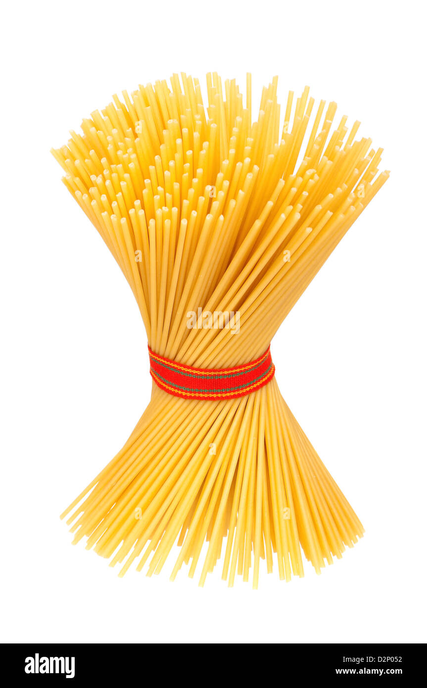 Mazzetto di spaghetti isolati su sfondo bianco Foto Stock