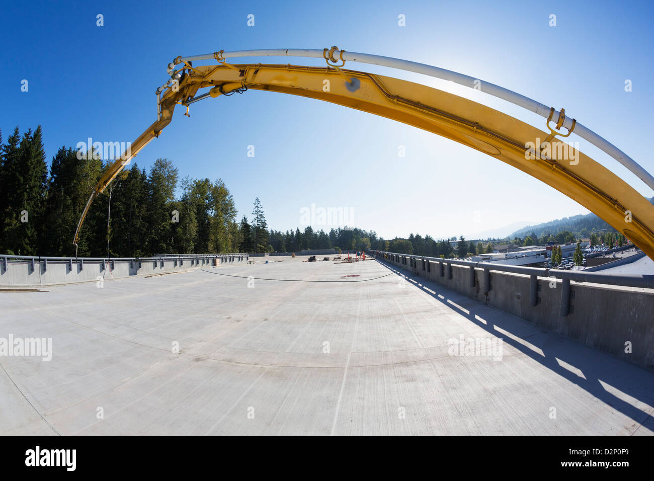 Un cantiere per la costruzione di un garage per il parcheggio. Una costruzione in cemento. Parcheggio auto. Colata di cemento liquido su un supporto di base. Foto Stock