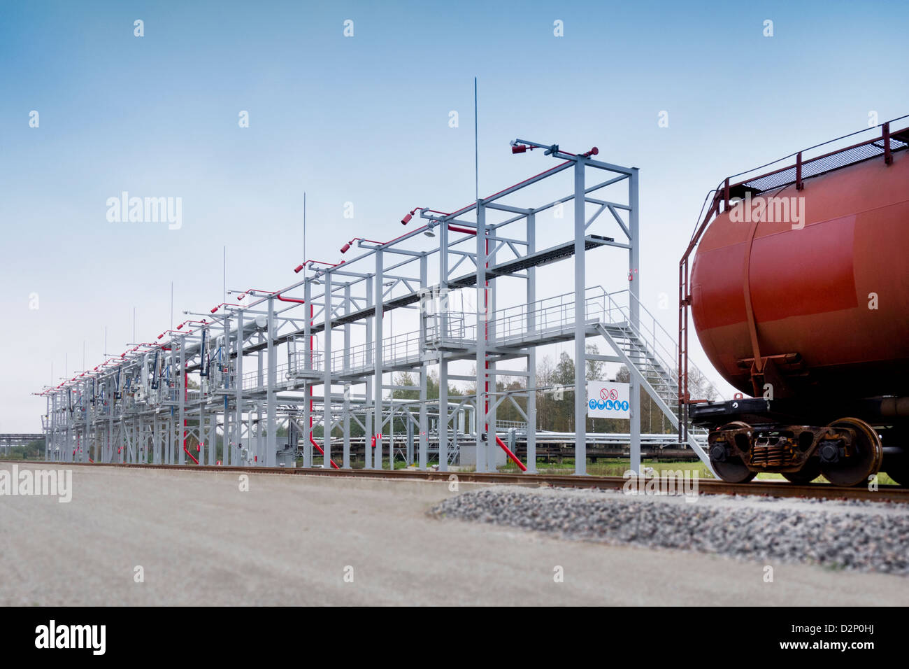 Un olio di scisto impianto di stoccaggio con serbatoi di stoccaggio e vagoni ferroviari per il trasporto del prodotto di estrazione di olio da roccia. Foto Stock