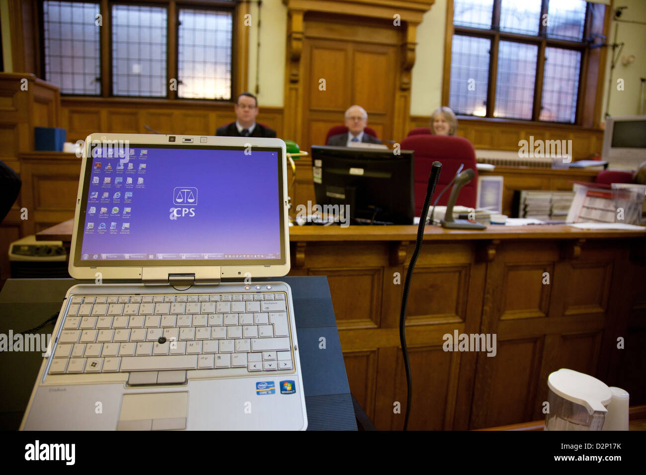 Foto che illustra l'utilizzo della tecnologia all'interno della corte, in particolare una pastiglia. Foto è Maidstone magistrati nel Kent Foto Stock