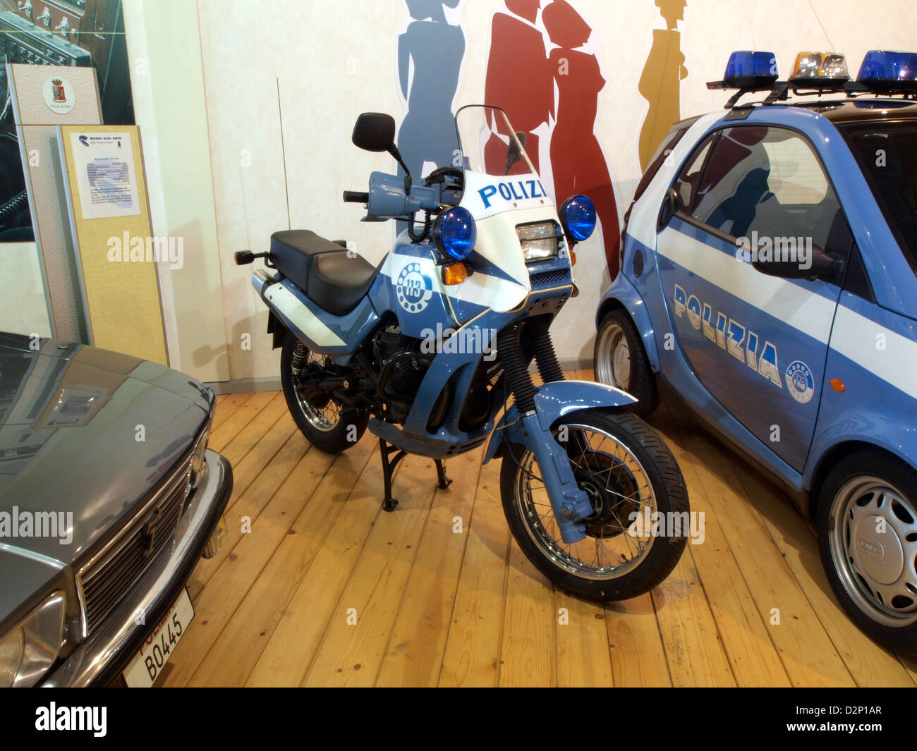 La motocicletta della polizia italiana è un veicolo iconico utilizzato dalle autorità italiane per pattugliamenti stradali e sicurezza pubblica. È noto per le sue prestazioni elevate, il design elegante e la capacità di navigare attraverso il traffico intenso con facilità. Foto Stock
