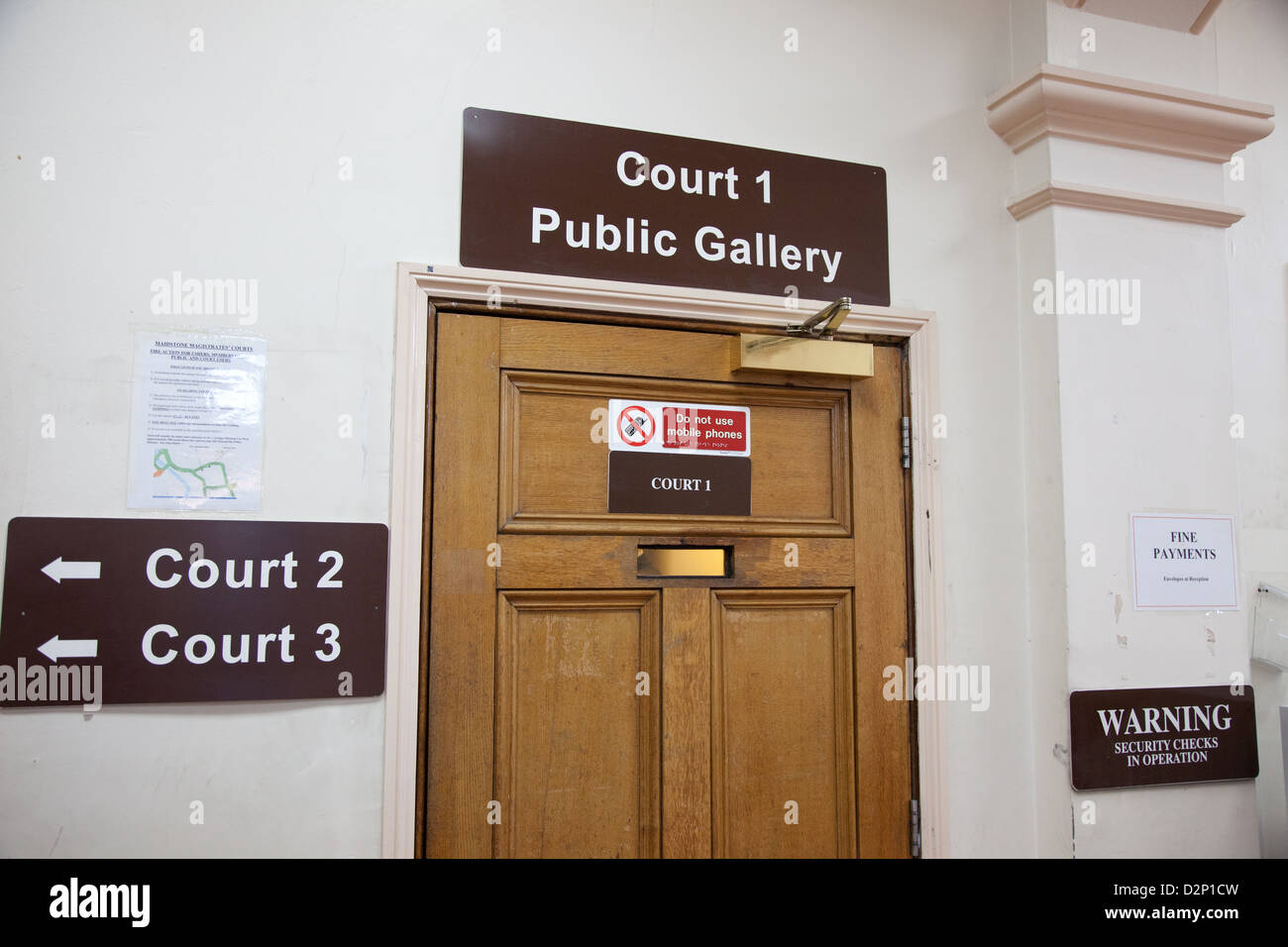 L'ingresso alla corte 1 a Maidstone Magistrates Court Foto Stock