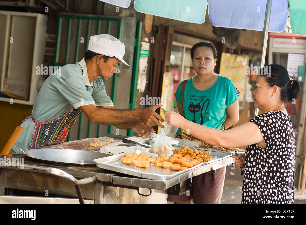 Un uomo vende cibo di strada in Chinatown , Bangkok , Thailandia Foto Stock