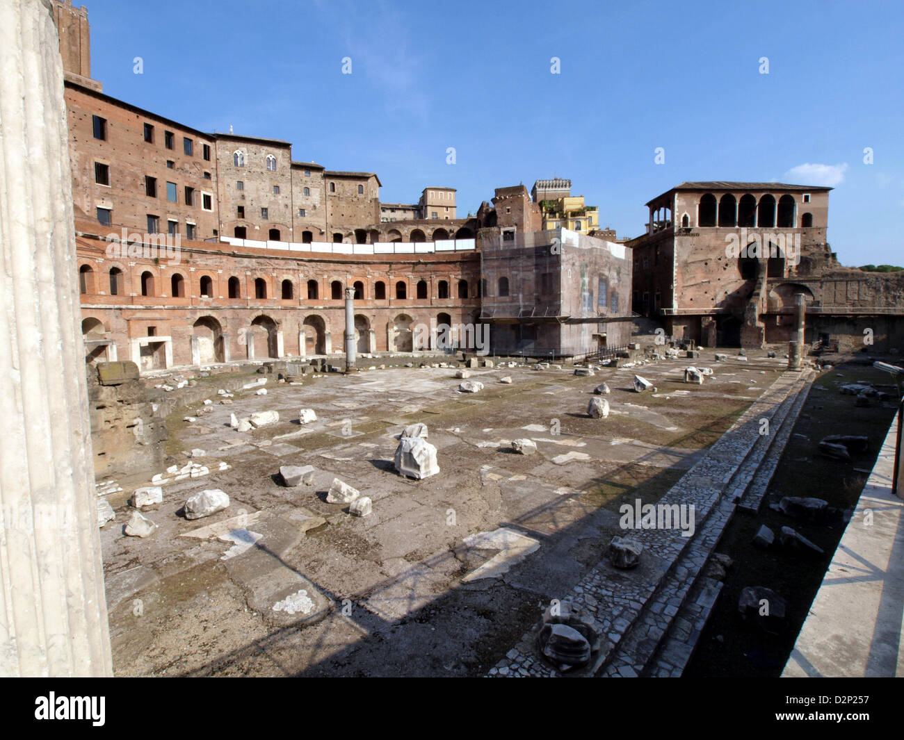 Il foro di Traiano a Roma è un complesso monumentale costruito dall'imperatore Traiano all'inizio del II secolo. Conosciuta per il suo grande design architettonico, fu utilizzata per scopi amministrativi e sociali durante l'antica epoca romana. Foto Stock