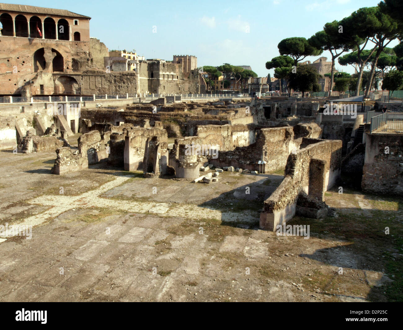 Il foro di Traiano a Roma è un antico complesso di edifici, tra cui il famoso mercato di Traiano e la colonna di Traiano. Fu costruito durante il regno dell'imperatore Traiano per celebrare le sue vittorie. Foto Stock