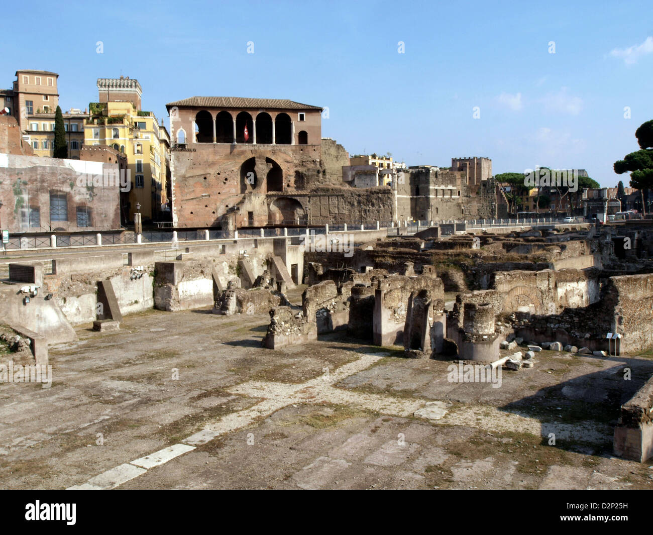 Il foro di Traiano a Roma è un antico sito storico, famoso per la sua grandezza architettonica. Costruita durante il regno dell'imperatore Traiano, comprende la colonna di Traiano e una serie di strutture monumentali dedicate alla vittoria romana e alla storia imperiale. Foto Stock