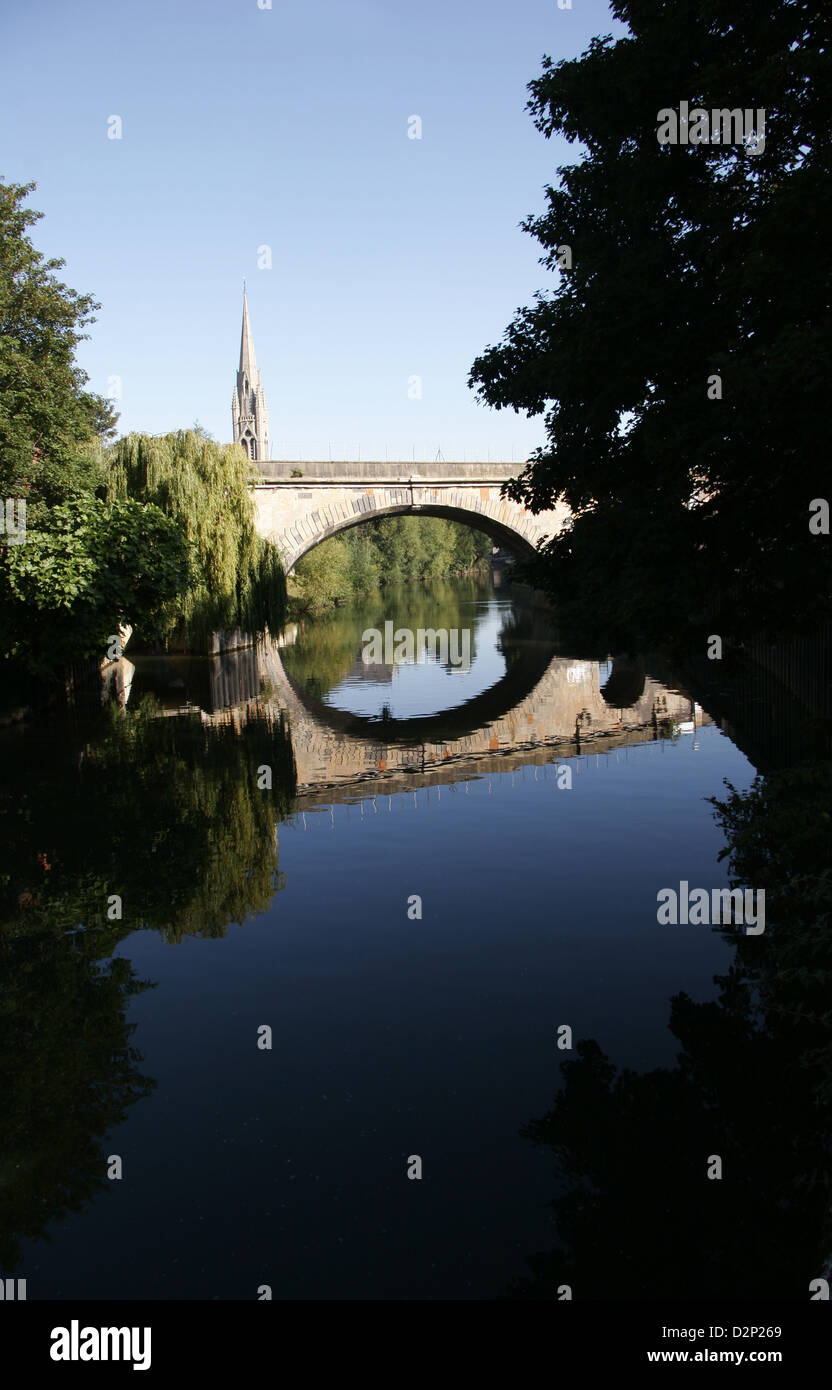 La mattina presto riflessioni nel fiume Avon a Bath Foto Stock