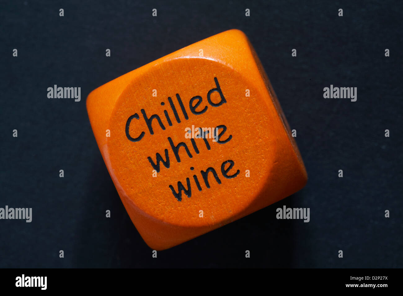 Lancio di un colore arancio bere Die mostra vino bianco freddo isolato su sfondo nero Foto Stock